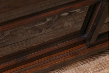 レトロ家具　和製アンティーク　ガラスのゆらぎが味わい深いレトロな戸棚(収納棚、飾り棚)