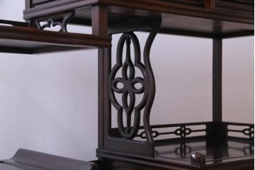 アンティーク家具　和製アンティーク　唐木　花鳥模様の彫りが華やかな飾り棚(収納棚、茶棚)