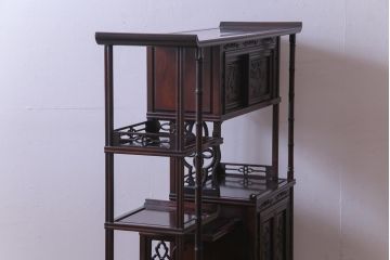 アンティーク家具　和製アンティーク　唐木　花鳥模様の彫りが華やかな飾り棚(収納棚、茶棚)