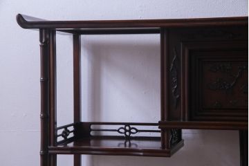 アンティーク家具　和製アンティーク　唐木　花鳥模様の彫りが華やかな飾り棚(収納棚、茶棚)