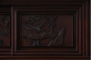 アンティーク家具　和製アンティーク　唐木　花鳥模様の彫りが華やかな飾り棚(収納棚、茶棚)