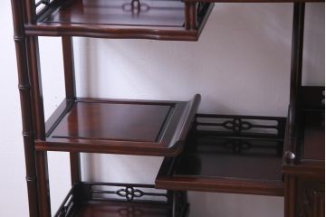 アンティーク家具　和製アンティーク　唐木　花鳥模様の彫りが華やかな飾り棚(収納棚、茶棚)