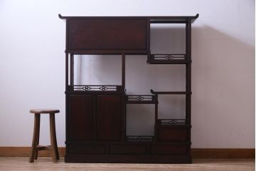 アンティーク家具　和製アンティーク　唐木　花鳥模様の彫りが華やかな飾り棚(収納棚、茶棚)