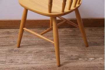 ヴィンテージ家具　ビンテージ　飛騨産業　キツツキ　明るい色味で空間をぱっと明るくしてくれるブナ材アームチェア