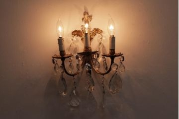 フランスアンティーク　3灯　華やかな存在感を放つクリスタルドロップ付き壁掛けシャンデリア(ウォールブラケット)
