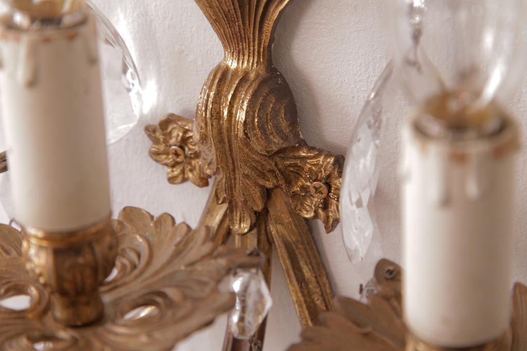 フランスアンティーク　3灯　華やかな存在感を放つクリスタルドロップ付き壁掛けシャンデリア(ウォールブラケット)