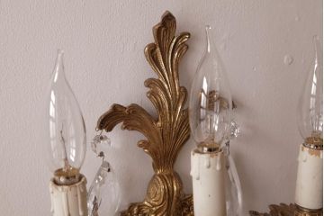 フランスアンティーク　3灯　華やかな存在感を放つクリスタルドロップ付き壁掛けシャンデリア(ウォールブラケット)