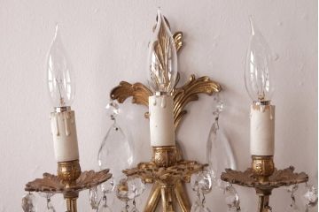 フランスアンティーク　3灯　華やかな存在感を放つクリスタルドロップ付き壁掛けシャンデリア(ウォールブラケット)