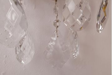 フランスアンティーク　3灯　華やかな存在感を放つクリスタルドロップ付き壁掛けシャンデリア(ウォールブラケット)