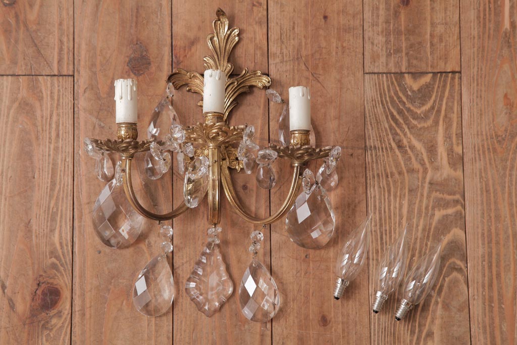 フランスアンティーク　3灯　華やかな存在感を放つクリスタルドロップ付き壁掛けシャンデリア(ウォールブラケット)