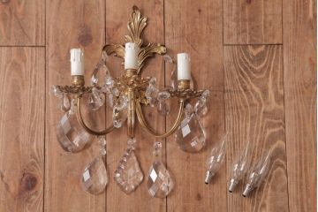 フランスアンティーク　3灯　華やかな存在感を放つクリスタルドロップ付き壁掛けシャンデリア(ウォールブラケット)