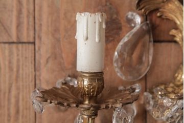 フランスアンティーク　3灯　華やかな存在感を放つクリスタルドロップ付き壁掛けシャンデリア(ウォールブラケット)