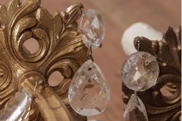 フランスアンティーク　3灯　華やかな存在感を放つクリスタルドロップ付き壁掛けシャンデリア(ウォールブラケット)