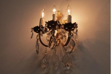 フランスアンティーク　3灯　華やかな存在感を放つクリスタルドロップ付き壁掛けシャンデリア(ウォールブラケット)(1)