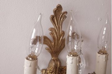 フランスアンティーク　3灯　華やかな存在感を放つクリスタルドロップ付き壁掛けシャンデリア(ウォールブラケット)(1)