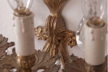 フランスアンティーク　3灯　華やかな存在感を放つクリスタルドロップ付き壁掛けシャンデリア(ウォールブラケット)(1)