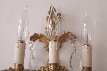 フランスアンティーク　3灯　華やかな存在感を放つクリスタルドロップ付き壁掛けシャンデリア(ウォールブラケット)(1)