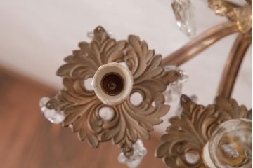 フランスアンティーク　3灯　華やかな存在感を放つクリスタルドロップ付き壁掛けシャンデリア(ウォールブラケット)(1)