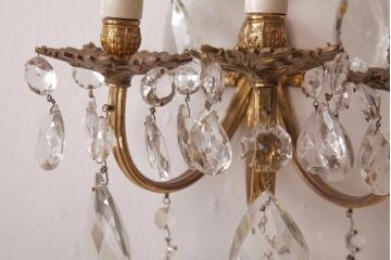 フランスアンティーク　3灯　華やかな存在感を放つクリスタルドロップ付き壁掛けシャンデリア(ウォールブラケット)(1)