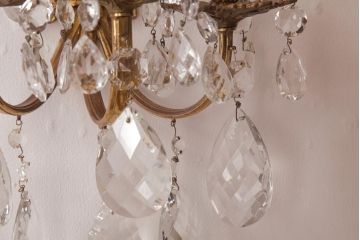 フランスアンティーク　3灯　華やかな存在感を放つクリスタルドロップ付き壁掛けシャンデリア(ウォールブラケット)(1)