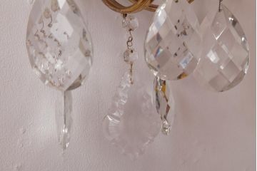 フランスアンティーク　3灯　華やかな存在感を放つクリスタルドロップ付き壁掛けシャンデリア(ウォールブラケット)(1)