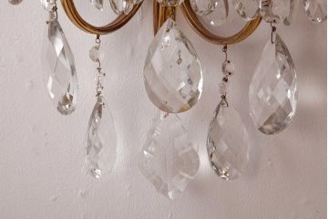 フランスアンティーク　3灯　華やかな存在感を放つクリスタルドロップ付き壁掛けシャンデリア(ウォールブラケット)(1)