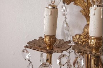 フランスアンティーク　3灯　華やかな存在感を放つクリスタルドロップ付き壁掛けシャンデリア(ウォールブラケット)(1)