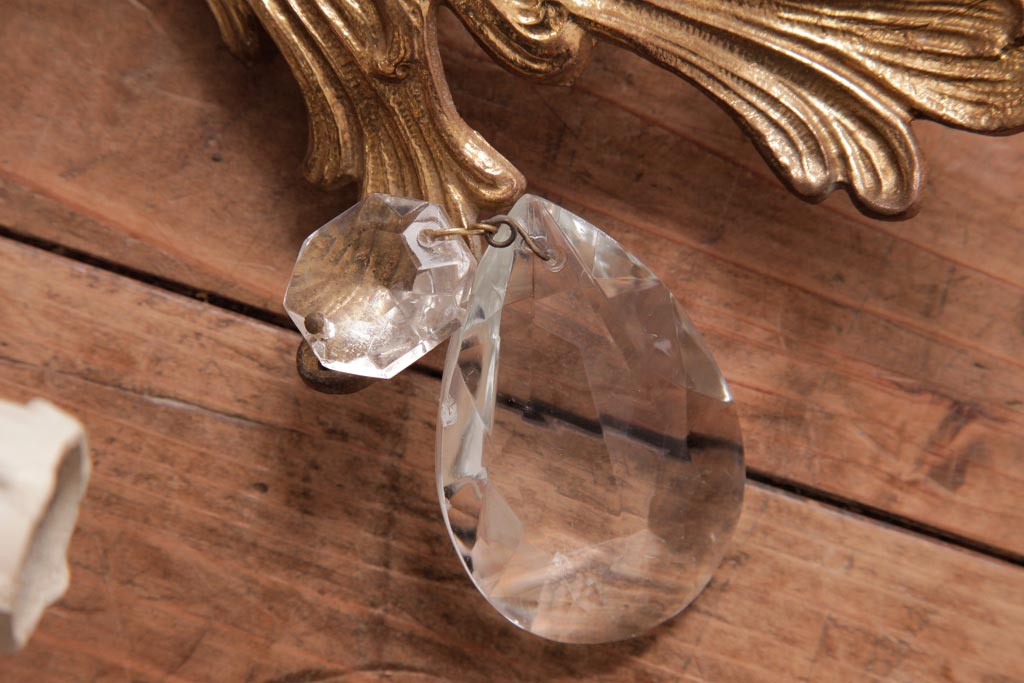 フランスアンティーク　3灯　華やかな存在感を放つクリスタルドロップ付き壁掛けシャンデリア(ウォールブラケット)(1)