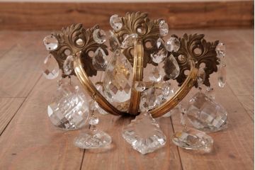 フランスアンティーク　3灯　華やかな存在感を放つクリスタルドロップ付き壁掛けシャンデリア(ウォールブラケット)(1)