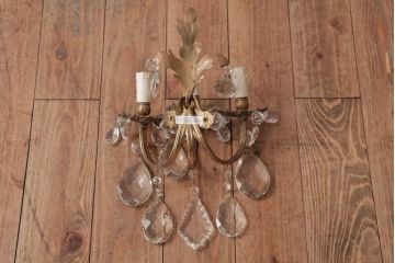 フランスアンティーク　3灯　華やかな存在感を放つクリスタルドロップ付き壁掛けシャンデリア(ウォールブラケット)(1)