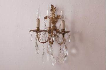 フランスアンティーク　3灯　華やかな存在感を放つクリスタルドロップ付き壁掛けシャンデリア(ウォールブラケット)(1)