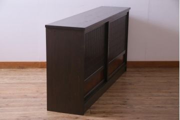 ラフジュ工房オリジナル　明治期　引き戸が趣添えるシンプルな収納棚(サイドボード)