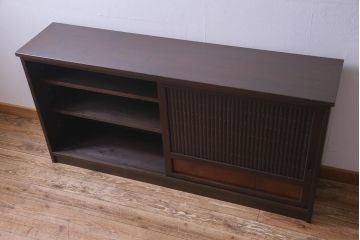 ラフジュ工房オリジナル　明治期　引き戸が趣添えるシンプルな収納棚(サイドボード)