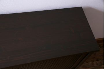 ラフジュ工房オリジナル　明治期　引き戸が趣添えるシンプルな収納棚(サイドボード)