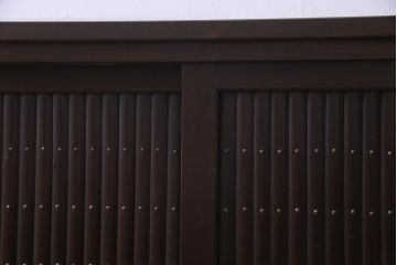 ラフジュ工房オリジナル　明治期　引き戸が趣添えるシンプルな収納棚(サイドボード)