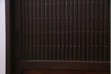 ラフジュ工房オリジナル　明治期　引き戸が趣添えるシンプルな収納棚(サイドボード)