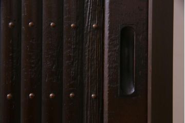 ラフジュ工房オリジナル　明治期　引き戸が趣添えるシンプルな収納棚(サイドボード)