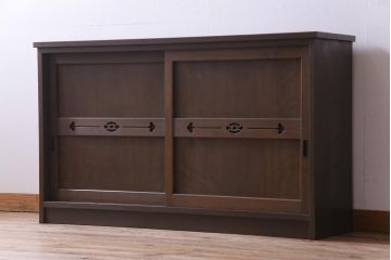 ラフジュ工房オリジナル　扉の意匠が目を惹く古い建具を使ったリメイク戸棚(ローボード、収納棚)