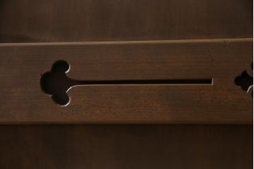 ラフジュ工房オリジナル　扉の意匠が目を惹く古い建具を使ったリメイク戸棚(ローボード、収納棚)