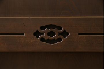 ラフジュ工房オリジナル　扉の意匠が目を惹く古い建具を使ったリメイク戸棚(ローボード、収納棚)