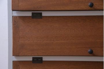 リメイク家具　パタパタ扉　淡いペイントと木色が優しげな雰囲気の収納棚(4段タイプ)(戸棚、下駄箱)