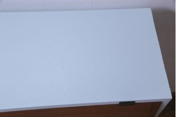 リメイク家具　パタパタ扉　淡いペイントと木色が優しげな雰囲気の収納棚(4段タイプ)(戸棚、下駄箱)