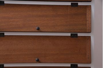 リメイク家具　パタパタ扉　淡いペイントと木色が優しげな雰囲気の収納棚(4段タイプ)(戸棚、下駄箱)