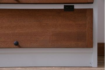 リメイク家具　パタパタ扉　淡いペイントと木色が優しげな雰囲気の収納棚(4段タイプ)(戸棚、下駄箱)