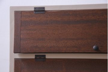 リメイク家具　ペイント　落ち着いた色味が温かみ感じるパタパタ扉の収納棚(4段タイプ)(戸棚、下駄箱)