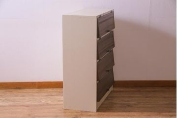 リメイク家具　ペイント　落ち着いた色味が温かみ感じるパタパタ扉の収納棚(4段タイプ)(戸棚、下駄箱)