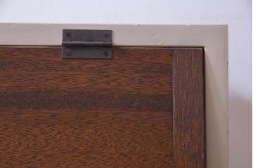 リメイク家具　ペイント　落ち着いた色味が温かみ感じるパタパタ扉の収納棚(4段タイプ)(戸棚、下駄箱)