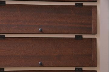 リメイク家具　ペイント　落ち着いた色味が温かみ感じるパタパタ扉の収納棚(4段タイプ)(戸棚、下駄箱)