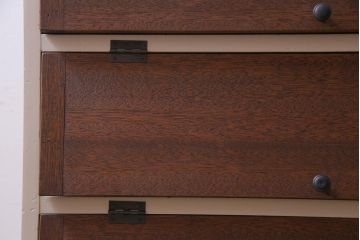 リメイク家具　ペイント　落ち着いた色味が温かみ感じるパタパタ扉の収納棚(4段タイプ)(戸棚、下駄箱)