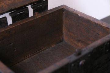 アンティーク雑貨　和製アンティーク　桐材　渋さが漂う趣深い硯箱(小物入れ)